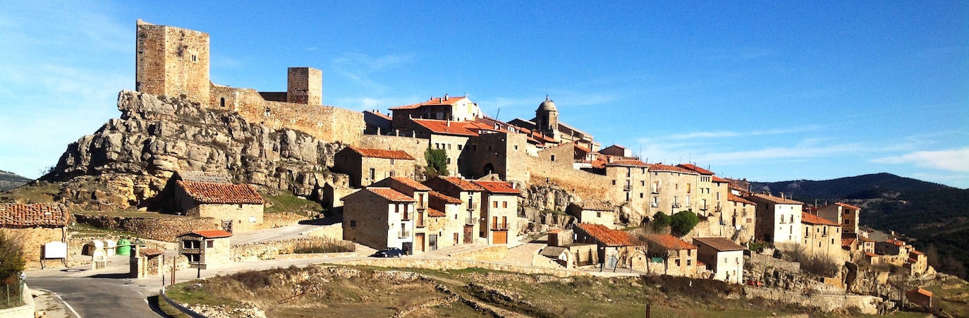 Puertomingalvo, Teruel.  Situado en pleno Parque Cultural del Maestrazgo, tiene estrechas calles repletas de edificios de arquitectura popular, donde su máximo exponente es su ayuntamiento del siglo XIV. En lo alto se encuentra el castillo, elemento más significativo de la localidad, del que hay noticias desde principios del siglo XIII.