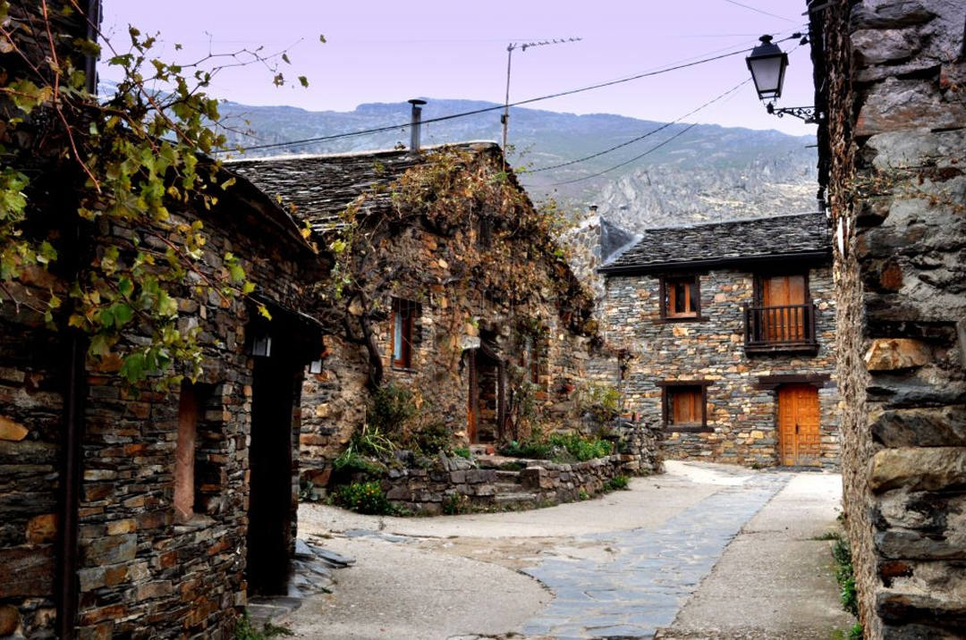 Valverde de los Arroyos, Guadalajara. Pequeño y pintoresco pueblo, situado dentro de la ruta de los Pueblos Negros de Guadalajara, con un entorno natural excepcional. Destaca la plaza mayor, muy peculiar y bonita, y su iglesia, a base de pizarra y madera. Cerca del municipio se puede contemplar las espectaculares Chorreras de Despeñalagua, cascadas con más de 120 metros de caída.