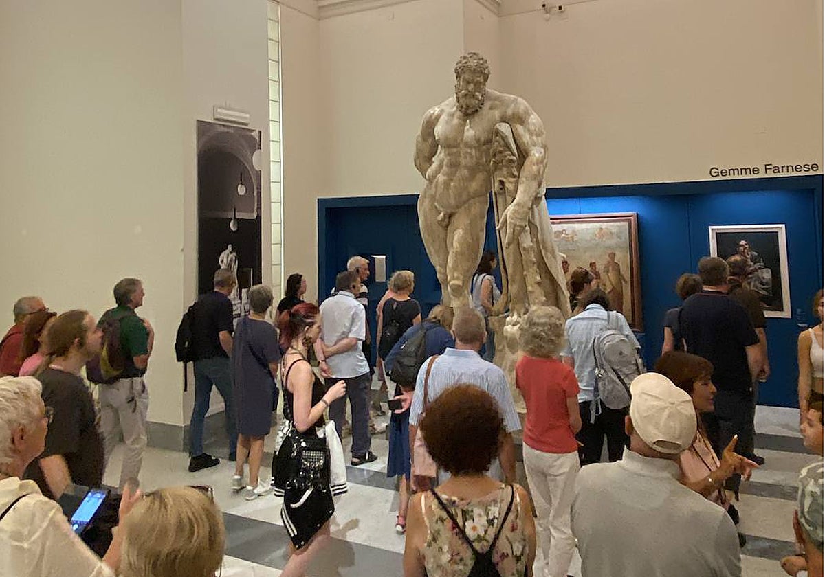 El Hércules en reposo mide 317 centímetros y está elaborado en mármol mediante la técnica de tallado