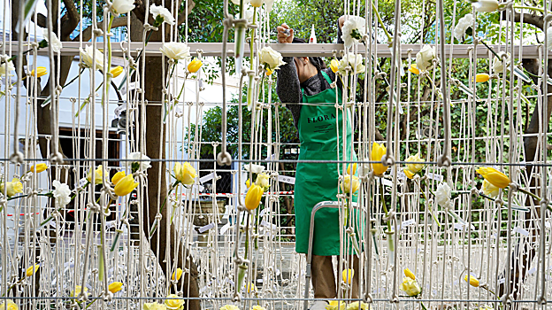 Montaje de instalación floral en uno de los patios en una edición pasada