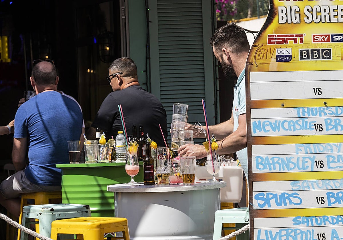 Turistas británicos en un bar de Benidorm