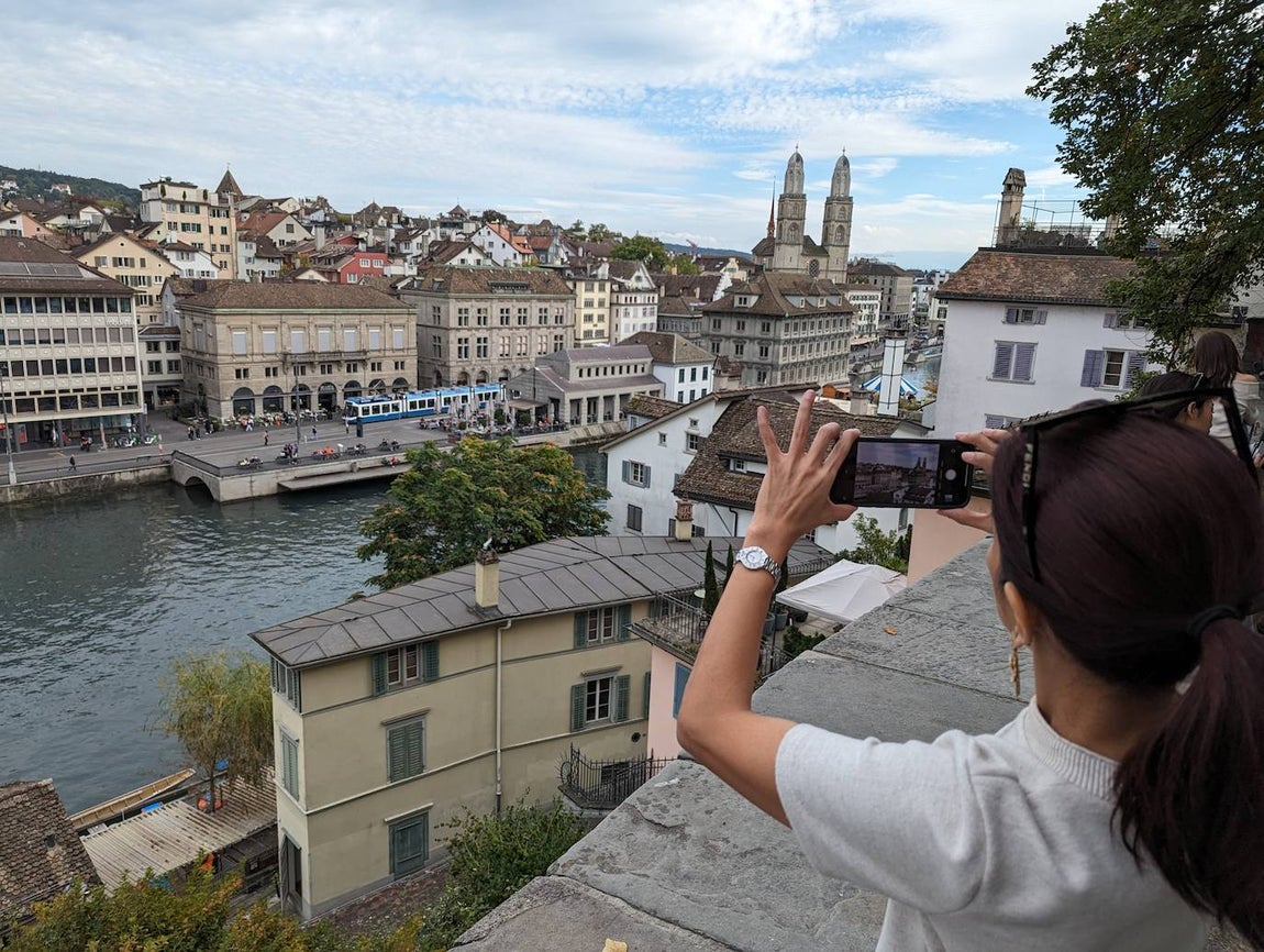 La 'gran catedral' (Grossmünster), protestante, vista en esta imagen desde la plaza Lindenhof, al otro lado del río Limmat.