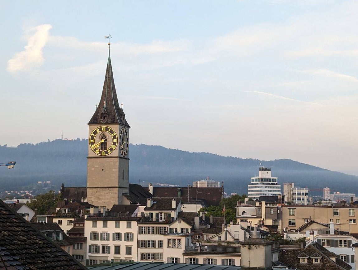 La torre vista desde una de las habitaciones (Historic Room) del Marktgasse Hotel.