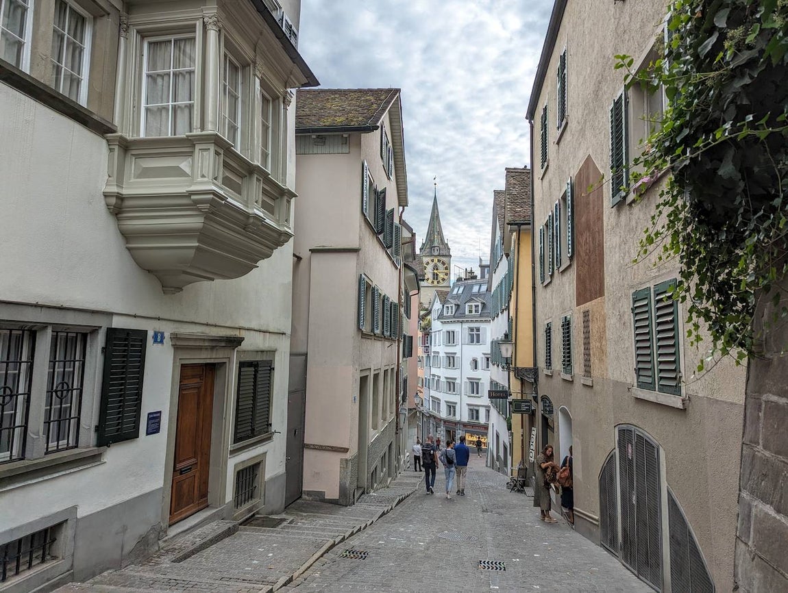 La torre al fondo de la calle que baja desde la plaza de Lindenhof, uno de los mejores miradores de la ciudad.