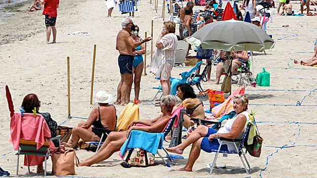 Imagen de varias personas mayores en la playa