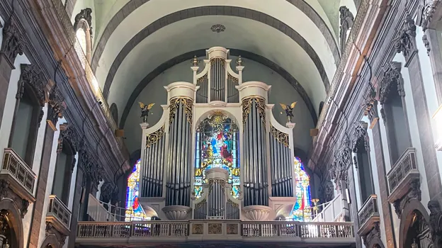 Imagen del monumental órgano de la iglesia de Lapa