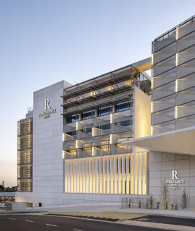 Imagen secundaria 2 - Imagen de una de las habitaciones, del restaurante y de la fachada del Renaissance Porto Lapa Hotel