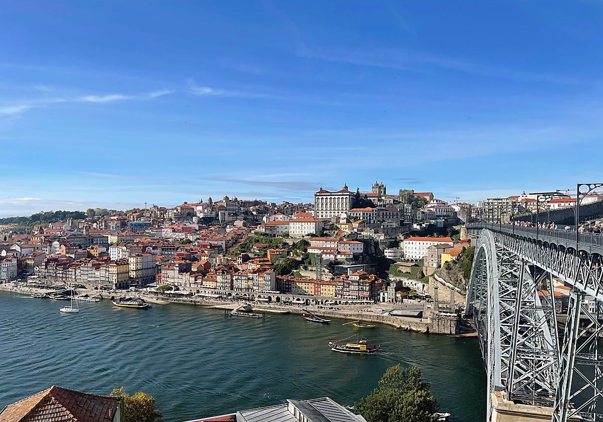 Vistas de la ciudad de Oporto desde el final del Puente Don Luis I