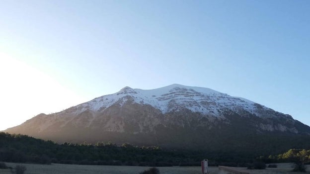 Impresionante vista de La Sagra en invierno