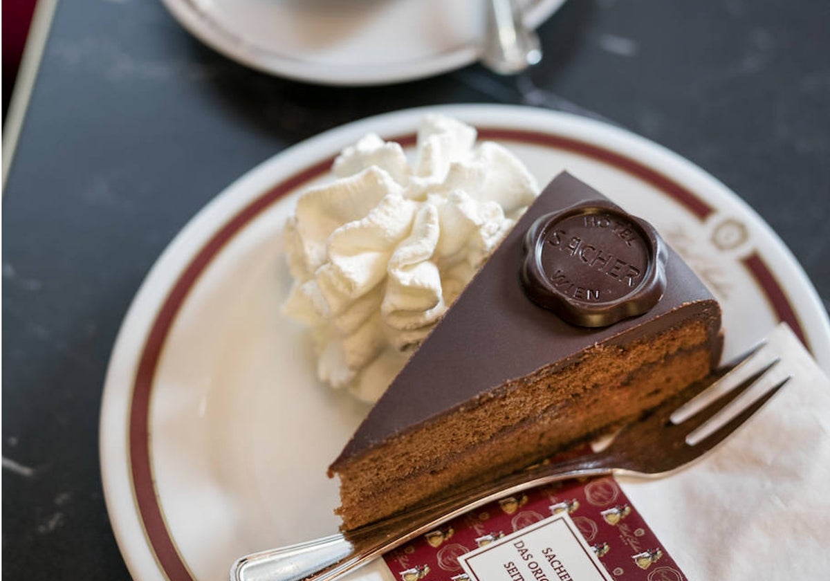La tarta Sacher es un emblema de la ciudad. Pero Viena nos ofrece gastronómicamente mucho más