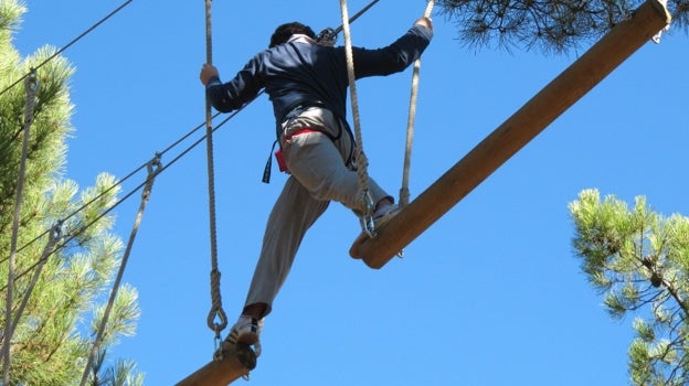 Circuito de equilibrio en 'Aventura entre Pinos' en Víznar.