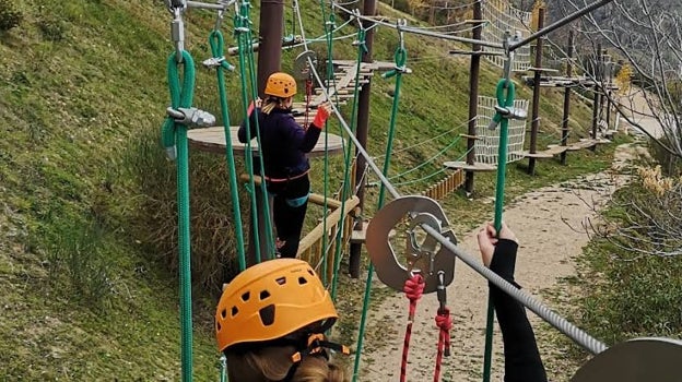 Un grupo de menores durante un recorrido en Parque Aventuras de Cazorla.