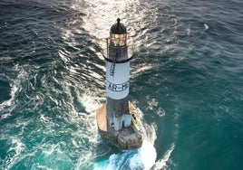 La costa que concentra el mayor número de faros del mundo, entre el cielo y el infierno