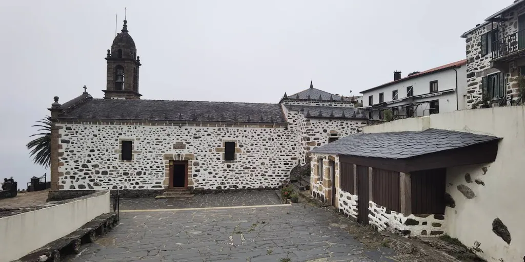 El santuario en una aldea gallega que es uno de los centros de peregrinación más antiguos de España