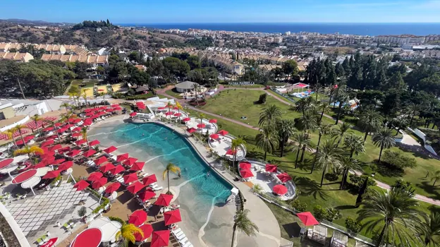 Vista de la piscina y jardines del Club Med Magna Marbella