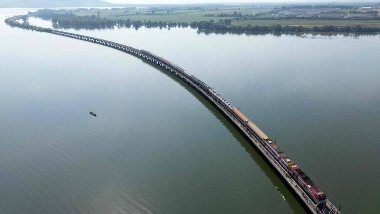 El fascinante 'tren flotante' que solo se puede disfrutar en temporada de lluvias