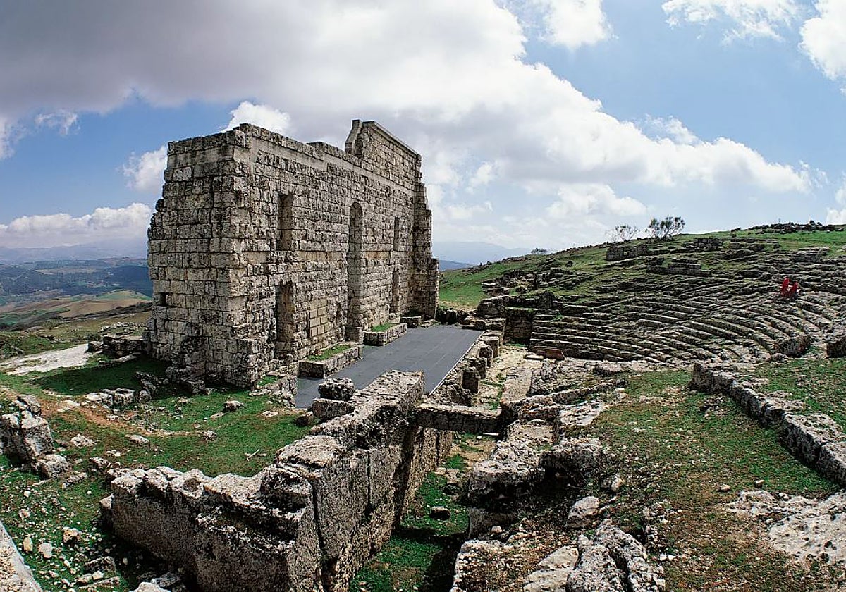 El teatro de la antigua ciudad romana de Acinipo es uno de los más singulares de toda la antigua Hispania romana