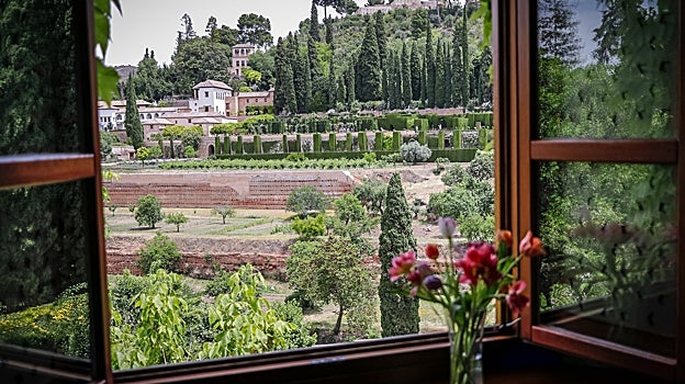 Vista a los jardines del Generalife desde una de las habitaciones del Parador de Granada.