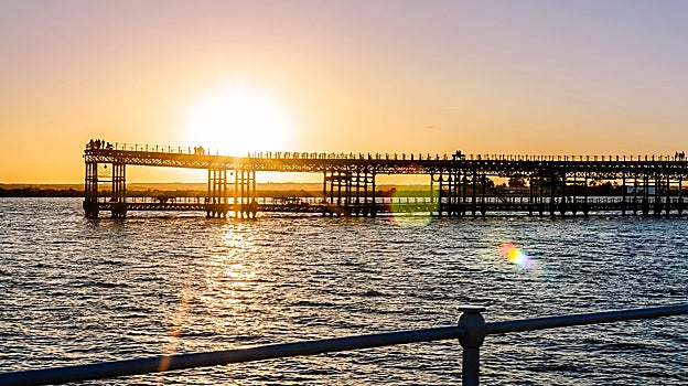 Atardecer con la vista del Muelle del Tinto en Huelva.