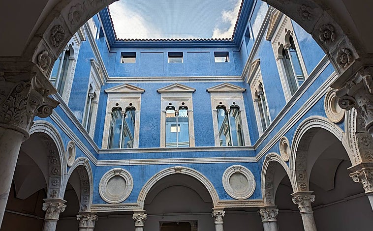 Imagen principal - Sobre este patio del siglo XVI, reconstruido con el mármol original, se ha dicho que el cuerpo de arquerías y columnas de la parte baja con capiteles corintios carecía de precedentes en la arquitectura española de la época. En las fotos se muestra el patio como punto de paso entre los dos edificios (Portaceli y Castiel) del museo.