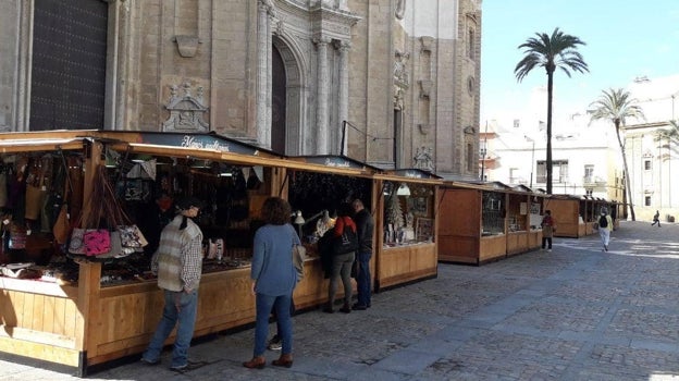 Mercado navideño en la plaza de la Catedral de Cádiz.