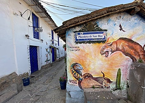 Imagen secundaria 1 - En la foto superior, el ajetreo de las calles de Iquitos. Sobre estas líneas, un rincón del barrio de San Blas, en Cuzco. A la derecha, la iglesia de San Pedro, en Andahuaylillas.