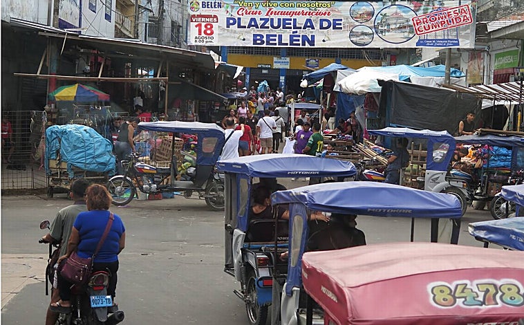 Imagen principal - En la foto superior, el ajetreo de las calles de Iquitos. Sobre estas líneas, un rincón del barrio de San Blas, en Cuzco. A la derecha, la iglesia de San Pedro, en Andahuaylillas.