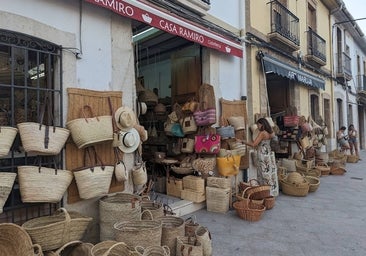 Un pueblo donde los que saben compran artesanía de esparto y mimbre (y los músicos, guitarras)