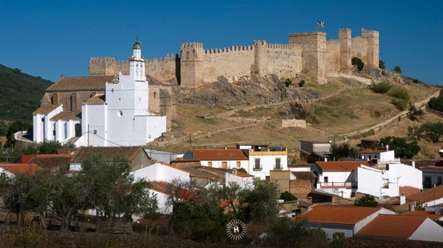 Los visitantes a Santa Olalla del Cala pueden entrar en contacto con la historia disfrutando de una completa visita al castillo