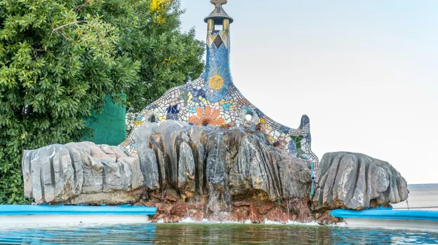 Imagen de la cascada que da a la piscina