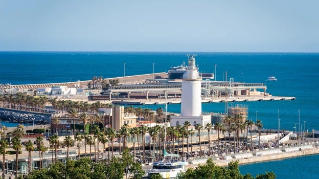 Panorámica del Puerto de Málaga presidida por La Farola