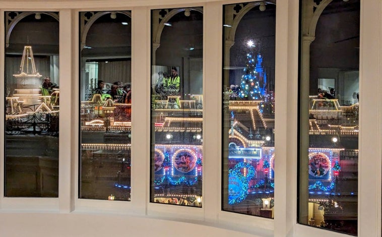 Imagen principal - El hotel ha experimentado una renovación completa en el que cada detalle está pensado y razonado. En la foto superior, las vistas al parque y el castillo de la Bella Durmiente desde The Castle Club. Sobre estas líneas, Thomas Muller, responsable de Walt Disney Imagineering Paris Design & Show Quality, en Frozen Suite. A la derecha, uno de los pasillos del hotel.
