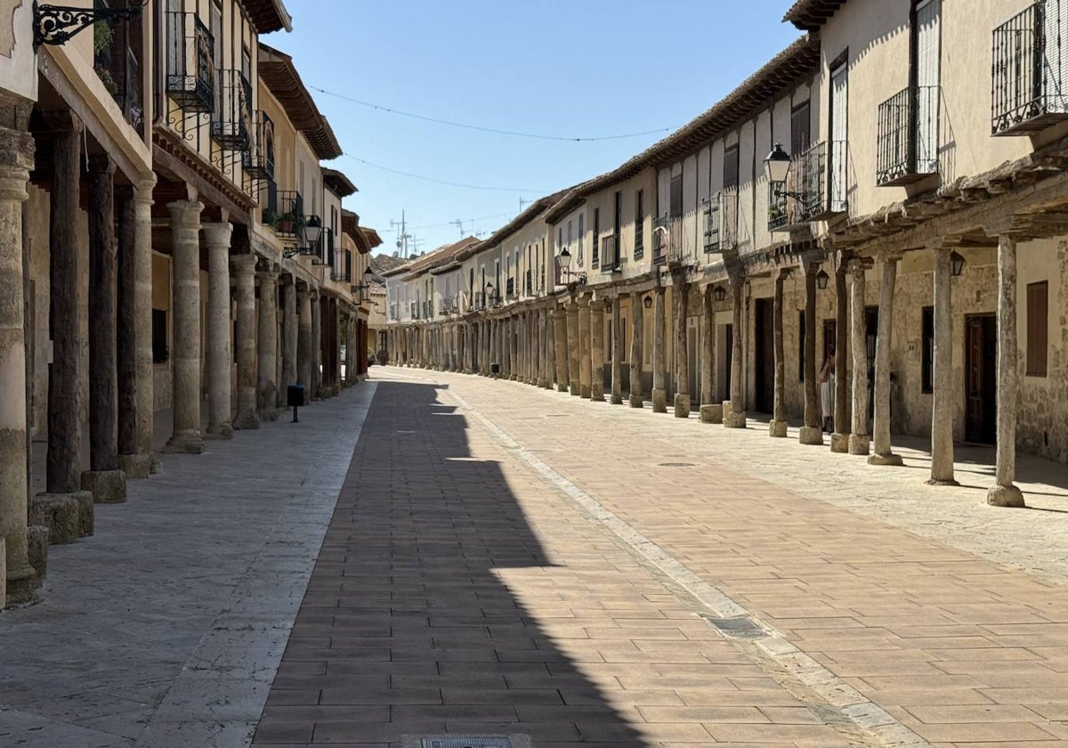 Una calle porticada en Ampudia, Palencia