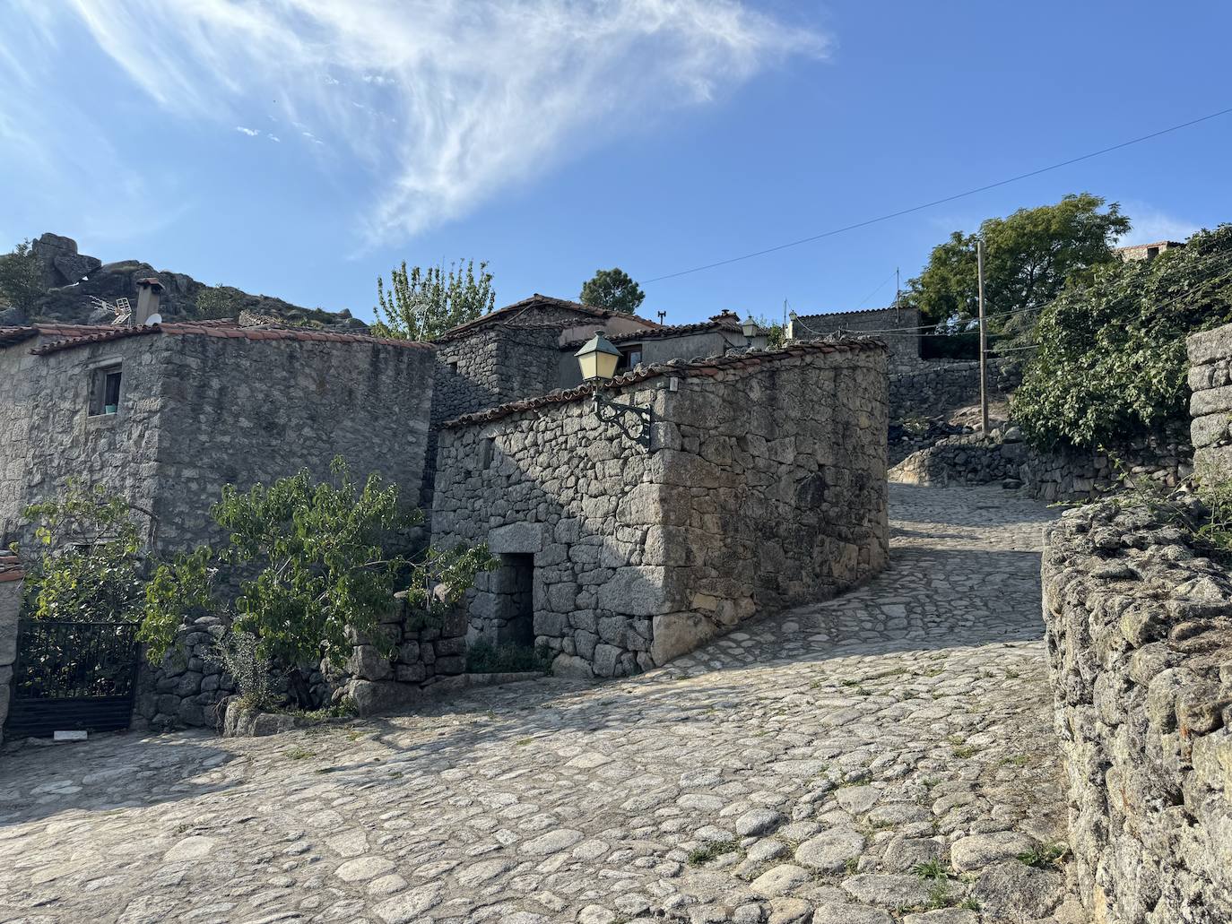 Trevejo, Cáceres. Considerado como la esencia de la Sierra de Gata, Trevejo es una sorpresa desde la propia carretera de acceso, rodeada de castaños que da entrada a este bello pueblo declarado de Interés Turístico por su cuidada arquitectura típica de la zona y bien conservada; una ubicación estratégica desde donde disfrutar de toda la comarca y las sierras de Garduño, Albilla, San Pedro y Cachaza, y las ruinas del castillo de Trevejo del s. XV perteneciente a la Orden de San Juan de Jerusalén y de origen posiblemente musulmán. Esta humilde pedanía es hoy envidia de los pueblos más prósperos de la Sierra de Gata.