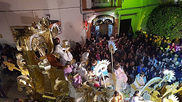 La cabalgata de Villanueva del Ariscal es una de las más generosas de toda la provincia y reparte cada 5 de enero miles de regalos