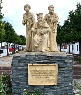 Imagen secundaria 2 - Carrozas de la Cabalgata y monumento a los Reyes Magos en Higuera de la Sierra