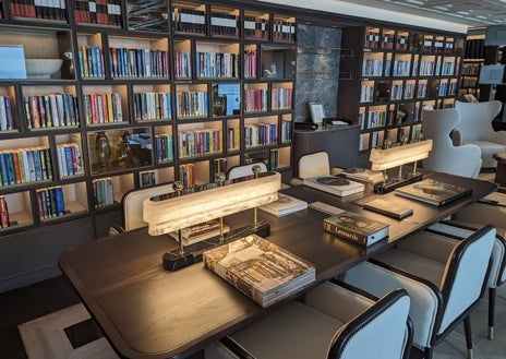 Imagen secundaria 1 - El Regent Seven Seas Cruises puede acoger a 746 pasajeros -en 375 suites- y 548 tripulantes, una proporción que acentúa la sensación de lujo que nos rodea. En la foto superior, una de las dos habitaciones de la Regent Suite. Sobre estas líneas, a la izquierda, la biblioteca del barco; a la derecha, la entrada al barco.