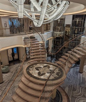 Imagen secundaria 2 - El Regent Seven Seas Cruises puede acoger a 746 pasajeros -en 375 suites- y 548 tripulantes, una proporción que acentúa la sensación de lujo que nos rodea. En la foto superior, una de las dos habitaciones de la Regent Suite. Sobre estas líneas, a la izquierda, la biblioteca del barco; a la derecha, la entrada al barco.