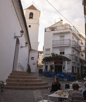 Imagen secundaria 2 - Panorámica del Canillas; chivo asado y una de las calles del pueblo junto a la iglesia