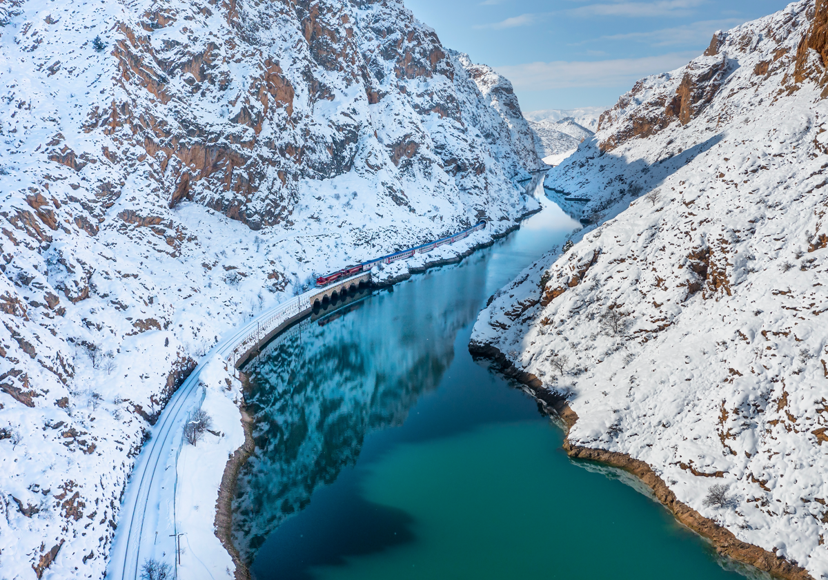 Imagen del tren turístico que recorre parte de Turquía, el Dogu Express