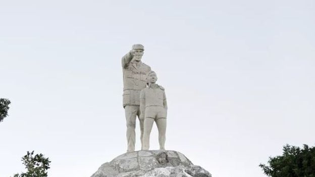 Este mirador cuenta con un monumento que homenajea la figura del guarda forestal, vital para el cuidado de estos montes