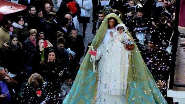 Los vecinos tiran 'papelicos' a la Virgen de la Candelaria en Instición.