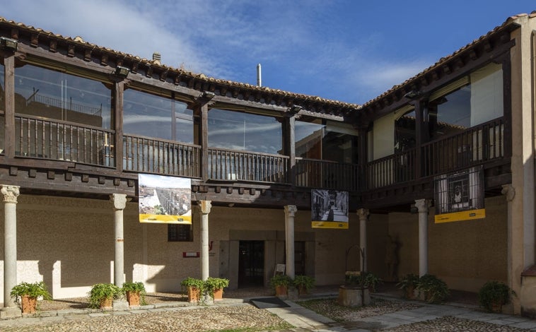 Imagen principal - En la imagen superior, la casa de Abraham Seneor, en Segovia, un palacio impresionante de un judío pudiente, mano derecha de los Reyes Católicos. Sobre estas líneas, el cementerio judío de Lucena y un detalle dela Sinagoga del Tránsito, en Toledo