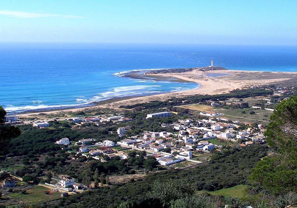 Vista general del cabo de Trafalgar con el faro del mismo nombre que domina toda la panorámica de la zona