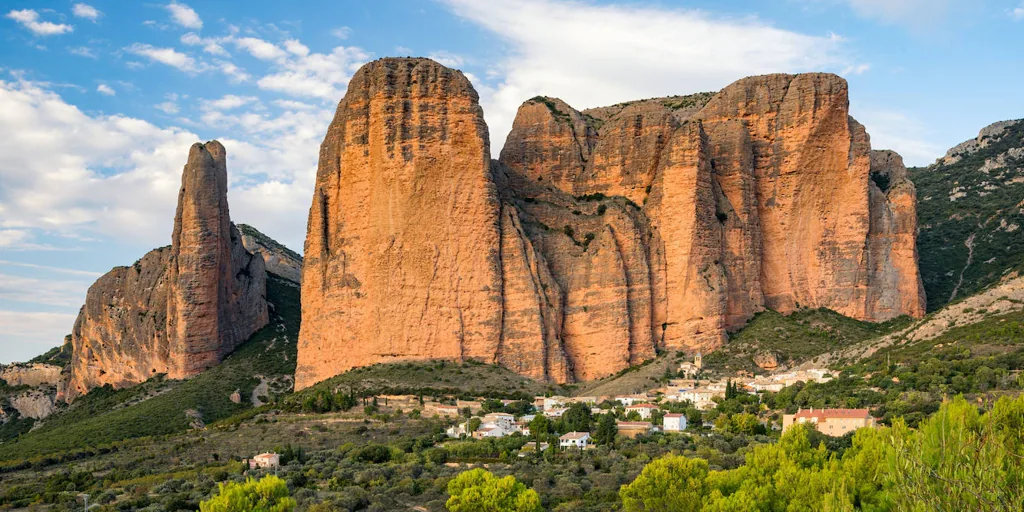 Las impactantes moles rocosas que se alzan a 275 m sobre pequeños pueblos de Aragón