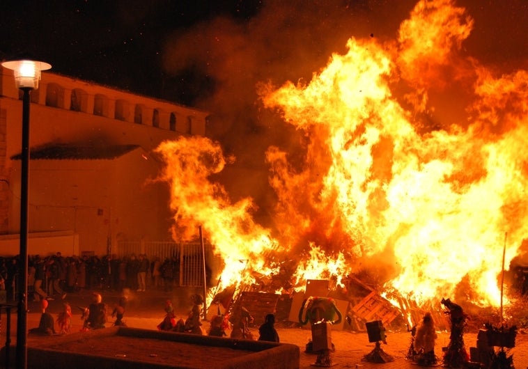 Imagen de hoguera en la Fiesta de Las Candelas de Almendralejo, Badajoz