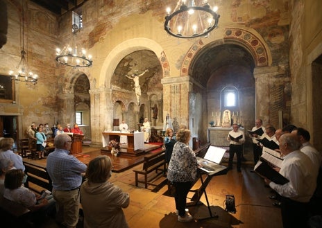 Imagen secundaria 1 - Santa María del Naranco es un palacio (aunque durante siglos se empleó como iglesia) cuyo bello mirador de tres arcos es desde hace muchos años la imagen institucional del turismo de Asturias. Debajo, a la izquierda, San Julián de los Prados, del siglo IX; a la derecha, el Teatro Campoamor, célebre tanto por albergar una de las mejores temporadas de ópera de España como por ser cada año la sede de la entrega de los Premios Princesa de Asturias