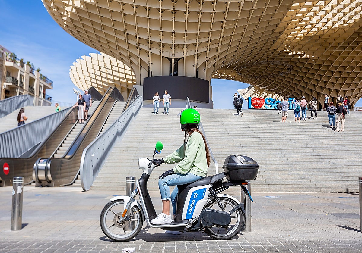 Usuaria de la aplicación de alquiler de motos Cooltra en las Setas de la Encarnación
