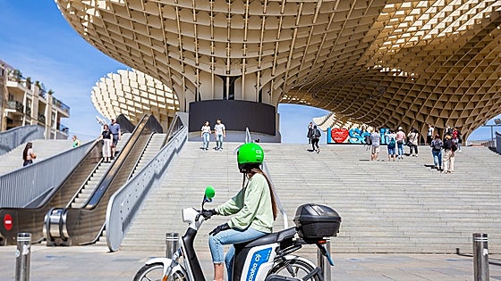Descubre Sevilla en moto: una ruta perfecta por la ciudad para desconectar de la rutina el fin de semana