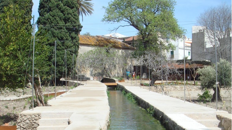 El agua, que llega por una acequia, es un elemento esencial y casi omnipresente